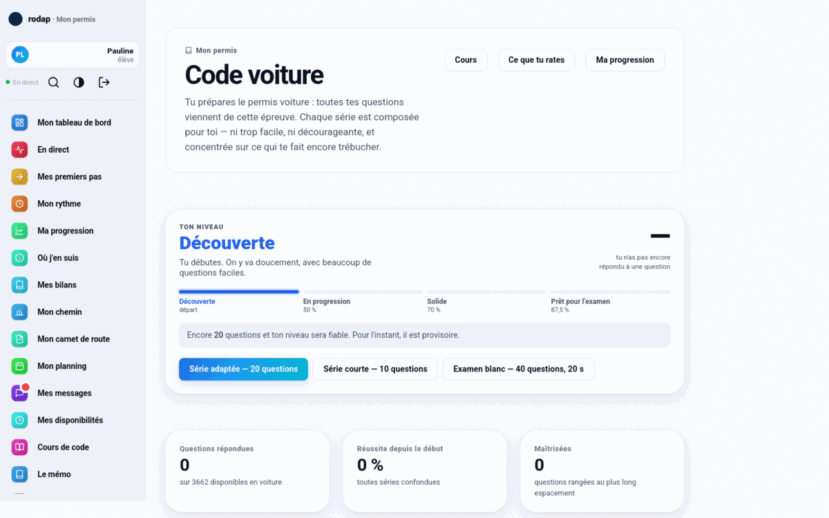 Écran d'entraînement au code : le niveau atteint, les paliers, et le choix entre série adaptée, série courte et examen blanc.